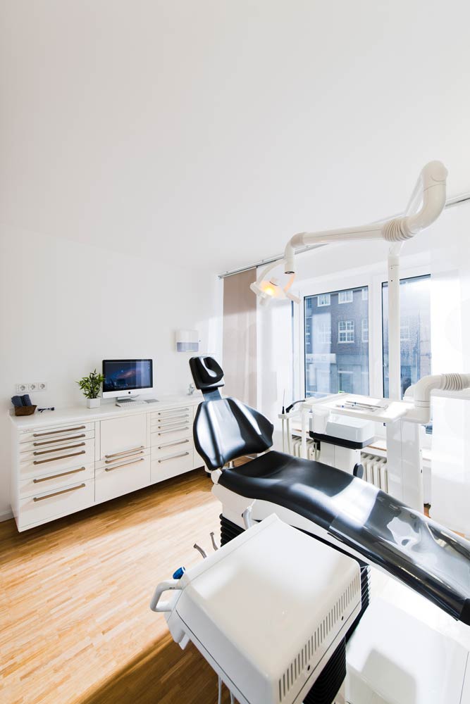 Blick von oben ins Behandlungszimmer der Zahnarztpraxis Dr. Jürgens und Partner Düsseldorf